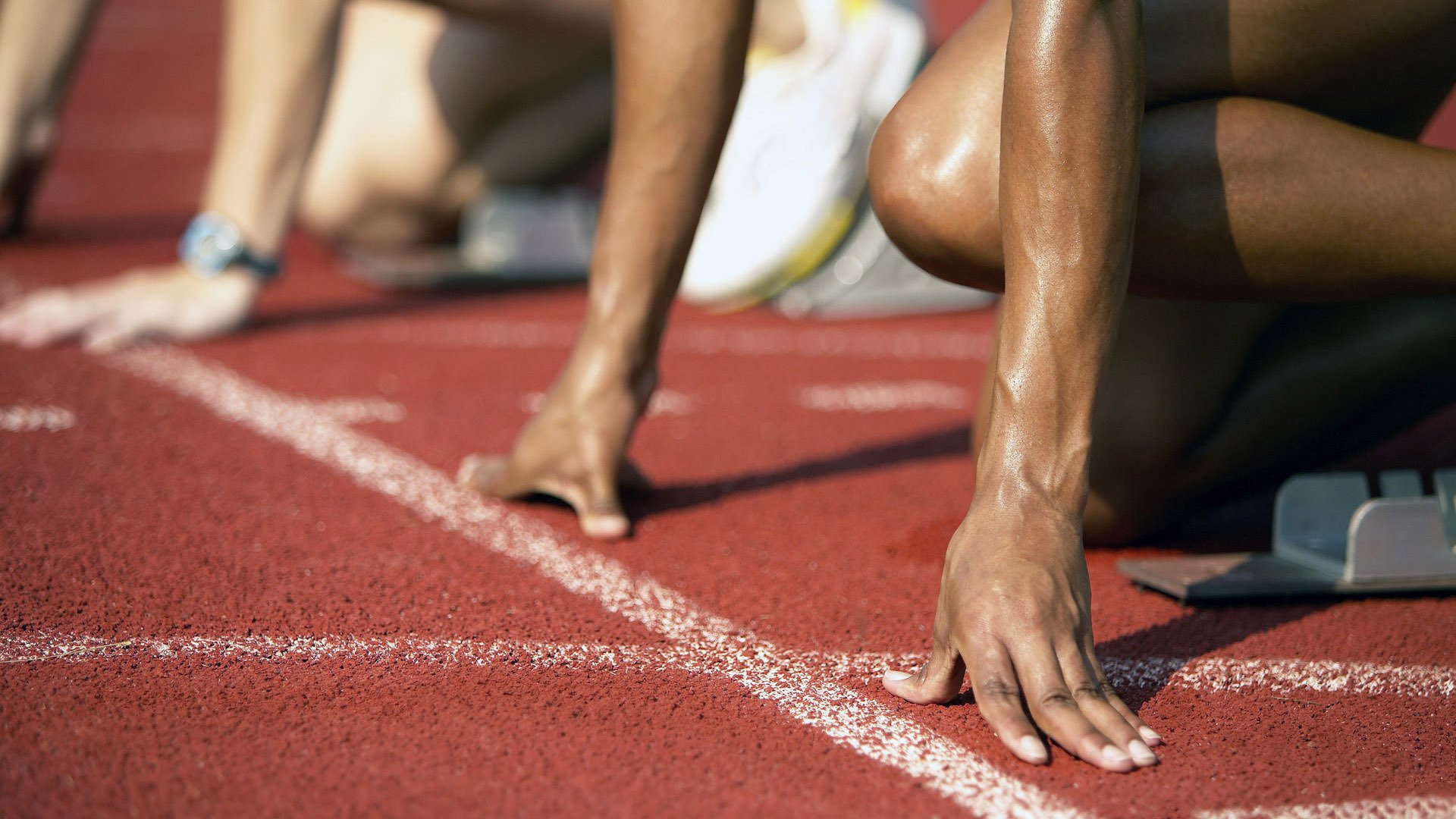 “中国女足首次亮相国际赛场,取得历史性突破”,中国女足队员获国际足联